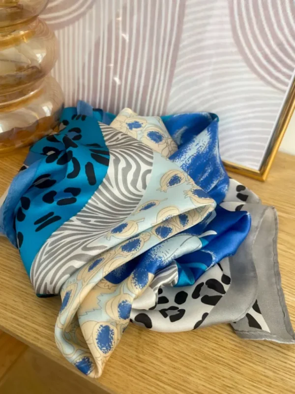 Echarpes, Bandeaux, Mitaines Et Casquettes*Justine Boutique Carré de soie motif léo bleu
